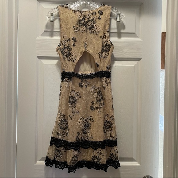 NWT Francesca's Lace Floral Mini Dress Size XS - Picture 5 of 7